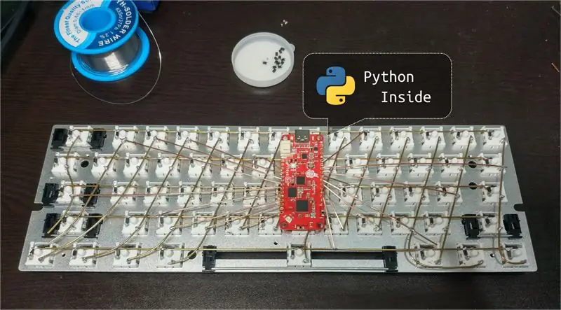 Un clavier USB et Bluetooth câblé à la main alimenté par Python