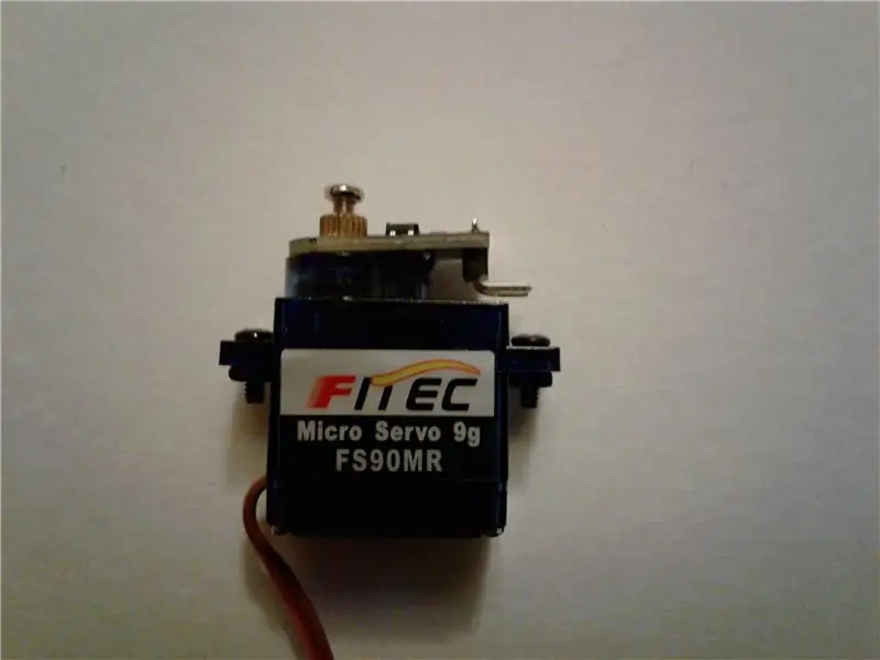 Fixez l'encodeur analogique Tamiya au micro servomoteur