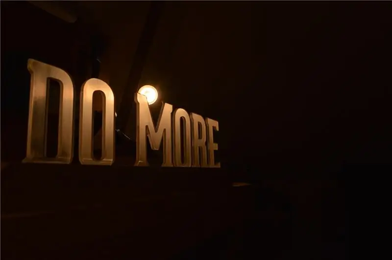 Shenja LED "DO MORE" me dritë të pasme