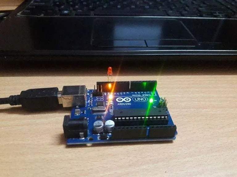 Digues Hola a | Arduino UNO |