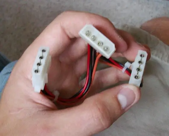 מפצל Molex Power Y