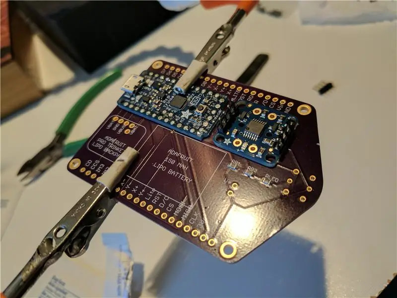 Adafruit PCB- ների զոդում Carrier Board- ին