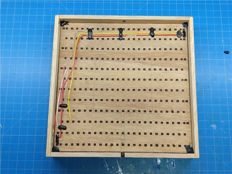 Instal·leu la quadrícula i el difusor de LED