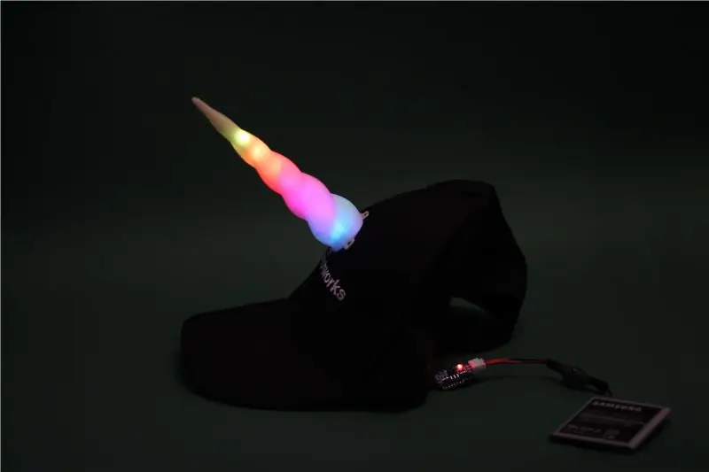 Czapka jednorożca kontrolowana przez WiFi? Ze światłami RGB