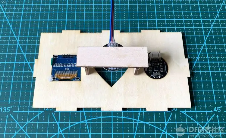 Bevestig de 8bytes RGB-ring aan de achterkant van het paneel