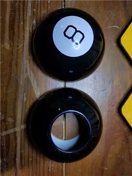 Schneiden Sie den Magic 8 Ball in zwei Hälften