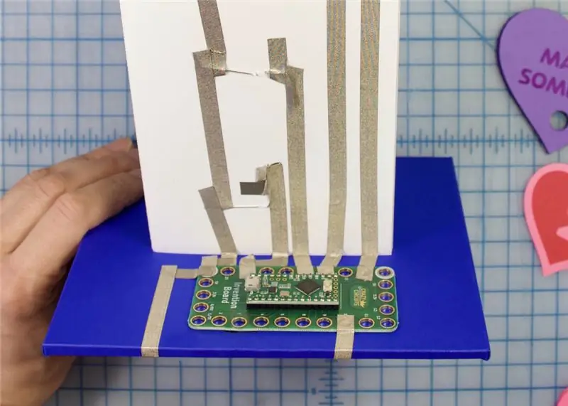 Txuas rau koj Arduino thiab Upload Code