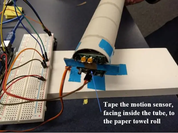 Bevestig bewegingssensor en lasermodule aan torentje