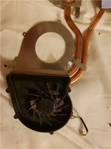 Odstráňte zostavu ventilátora