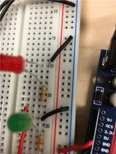 Pagkonekta sa mga LED sa Breadboard