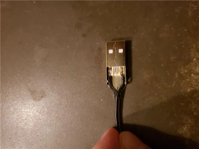 Postavljanje kabela za napajanje - USB kraj