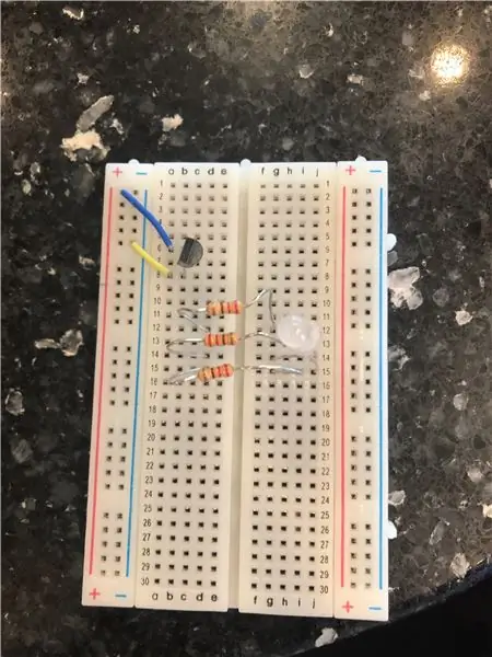 De temperatuursensor spanning geven