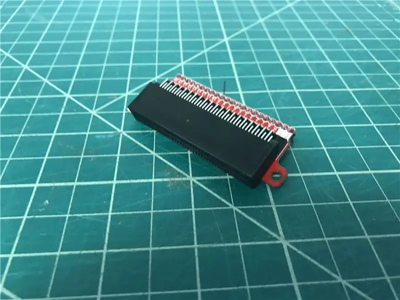 Punts de capçalera de soldadura al tauler de separació Sparkfun Micro: bit