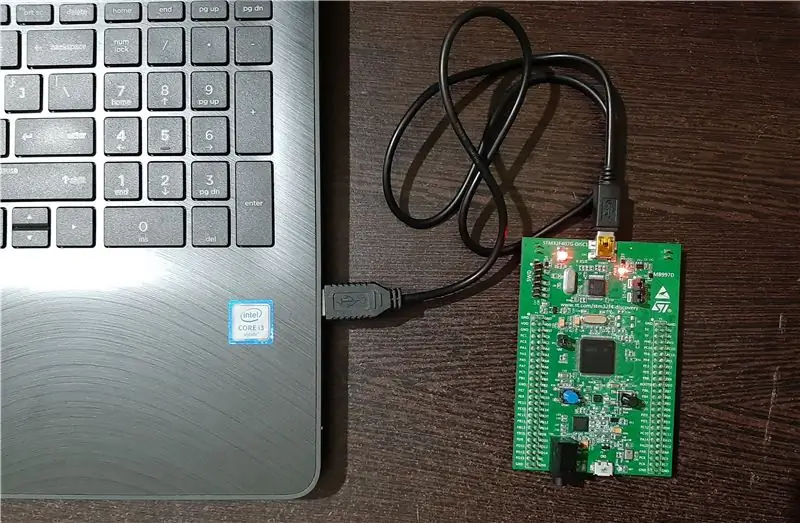 Pripojte súpravu STM32F407 Discovery Kit k počítaču/prenosnému počítaču