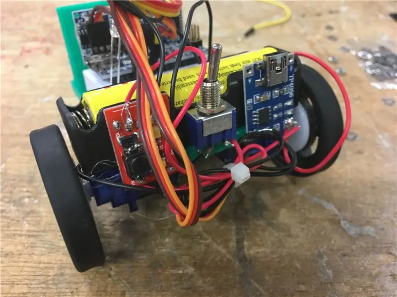 Het batterijbeheercircuit maken en toevoegen aan het chassis