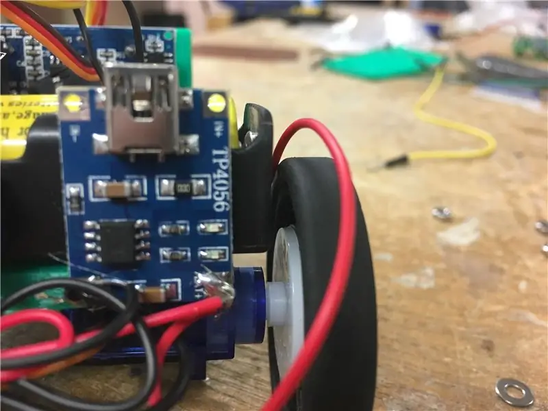 Het batterijbeheercircuit maken en toevoegen aan het chassis