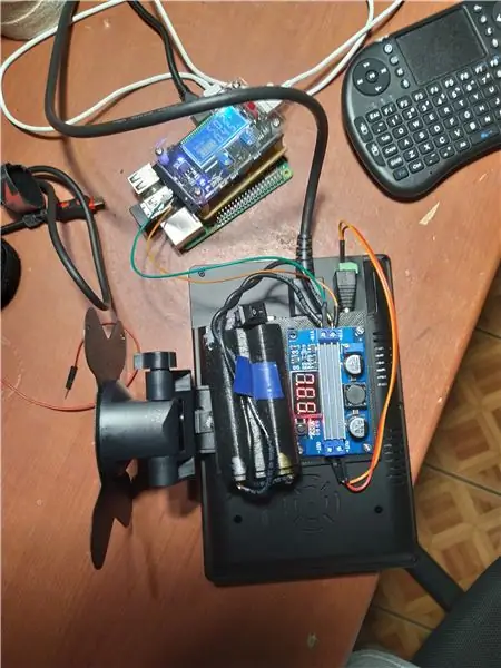 Sužinokite, kaip pasigaminti nešiojamą bateriją maitinantį monitorių, kuris taip pat gali maitinti „Raspberry Pi“