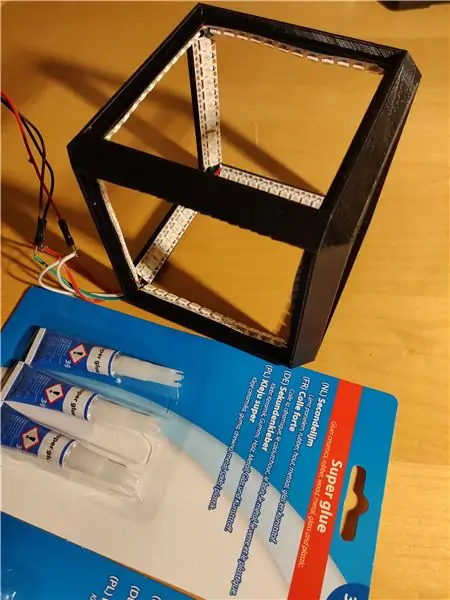 Gluing cov LEDs rau tus ncej