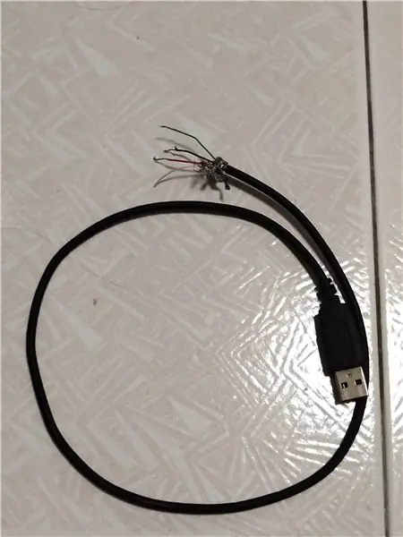 Dénuder le câble USB