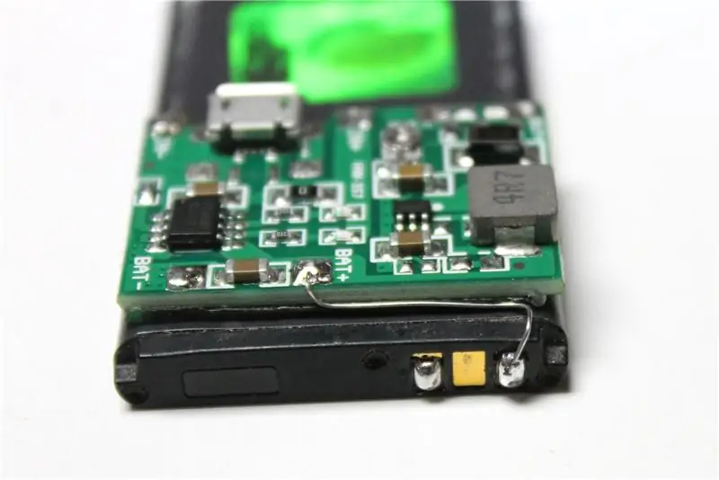 De module op de batterij aansluiten