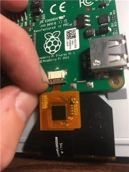 Sett inn MicroSD -kortet i Raspberry Pi og fest 3D -trykt ramme