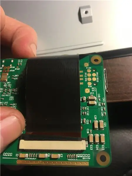 Masukkan Kad MicroSD ke Raspberry Pi dan Lampirkan Bingkai Bercetak 3D