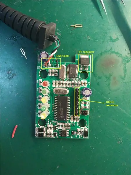 Abra la carcasa y busque el regulador de 5 V