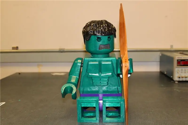 Riesige Lego Hulk MiniFig bewegen und sprechen (Maßstab 10:1)