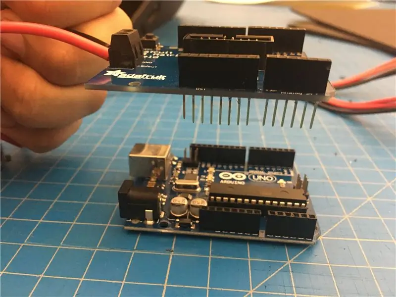 Memateri dan Memasang Perisai RGB ke Arduino Anda