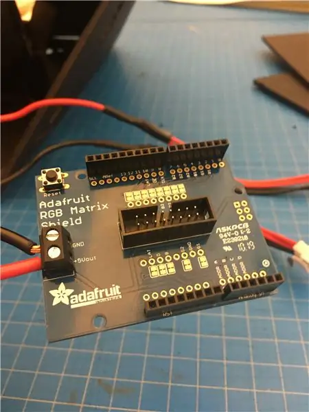 Memateri dan Memasang Perisai RGB ke Arduino Anda