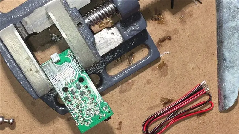 Menggunakan Arahan Amp dan Kabel yang Dibekalkan, Solder Mereka ke Papan Sahaja