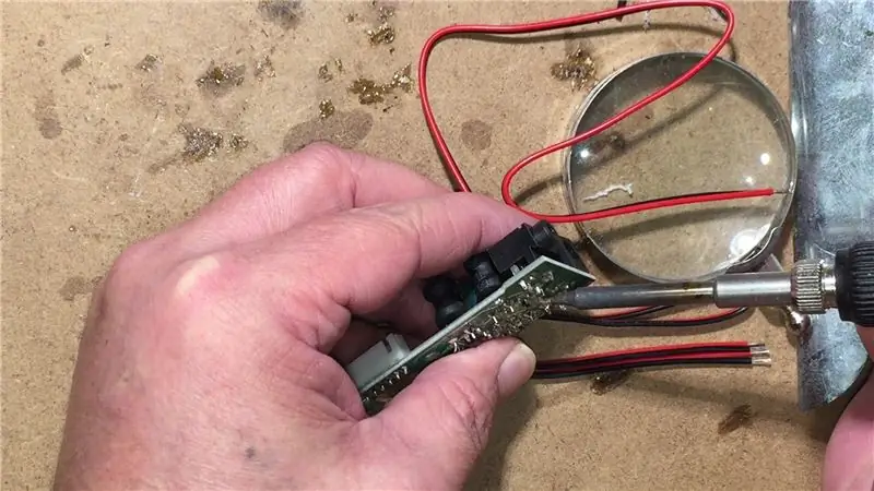 Utilizando las instrucciones de amplificador y los cables suministrados, suéldelos solo a la placa