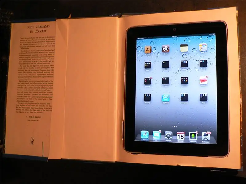 Pag-recycle ng isang Libro sa isang IPad Stealth Case