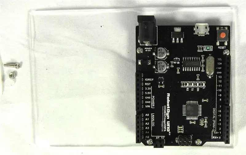 Montage des Arduino UNO oder Clone auf der experimentellen Plattform