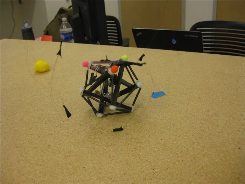 Sterowany robot wibracyjny Tensegrity