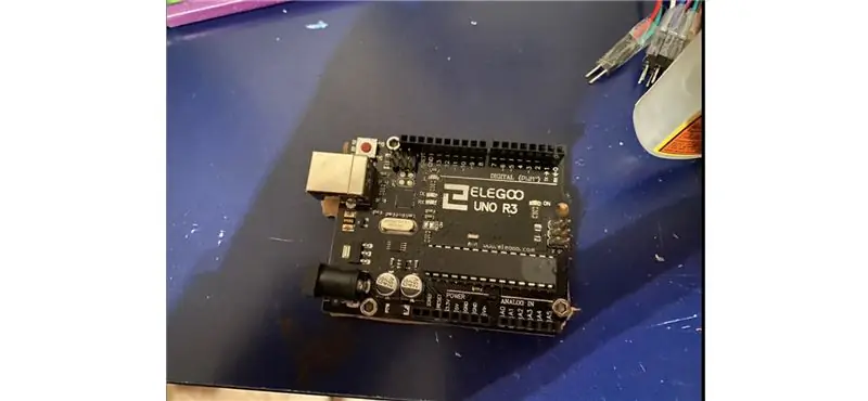 قم بتوصيل Arduino بالقاعدة