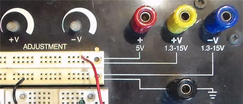 Schalten Sie das Netzteil (oder die Netzteile) ein, um den Schaltkreis mit Strom zu versorgen