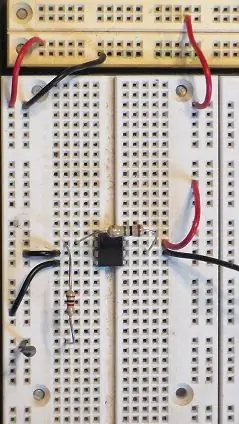 Anslut förstärkarkretsen från schemat nedanför en del av Proto-typkortet