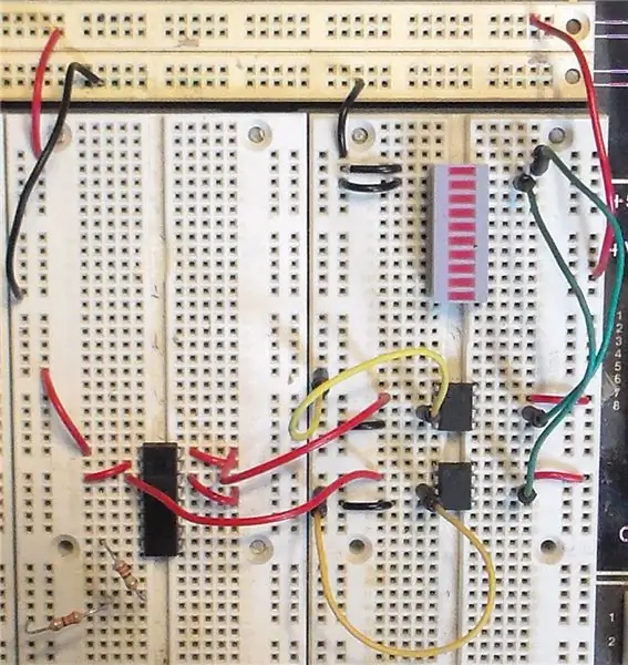 Anslut 10-bar LED Display Driver Circuit som visas nedan på en annan del av kortet