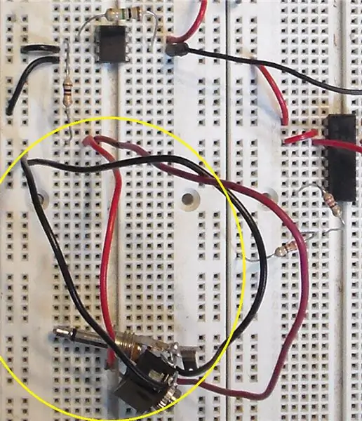 All'ingresso del circuito dell'amplificatore, collegare i fili dalla spina e dal jack delle cuffie di ricambio. Nota: le masse (fili neri dalla spina e dal jack e massa dai circuiti dell'amplificatore e del driver) sono tutti collegati insieme