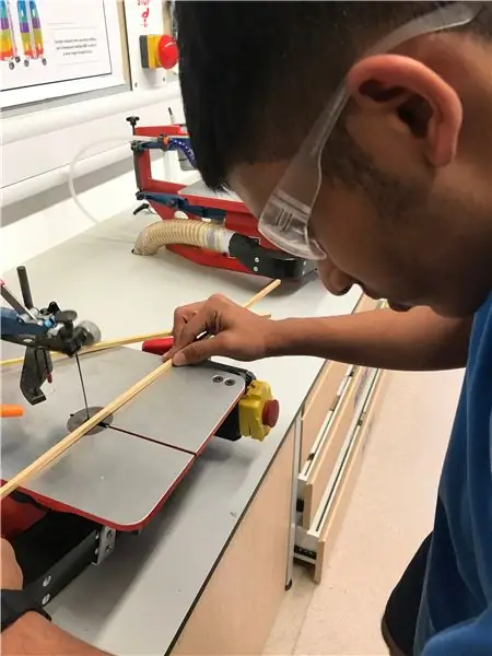 Couper des bandes de bois de teck et les coller sur le panneau MDF