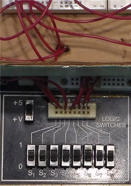 Schließen Sie 8 SPDT-Schalter an Masse und Vcc an, wie im Schema unten gezeigt. Verbinden Sie dann die 8 SPDT-Schalter mit den beiden unteren Sieben-Segment-Anzeige- und Treiberschaltungen sowie der 4-Bit-Addiererschaltung, wie im Blockschaltbild gezeigt