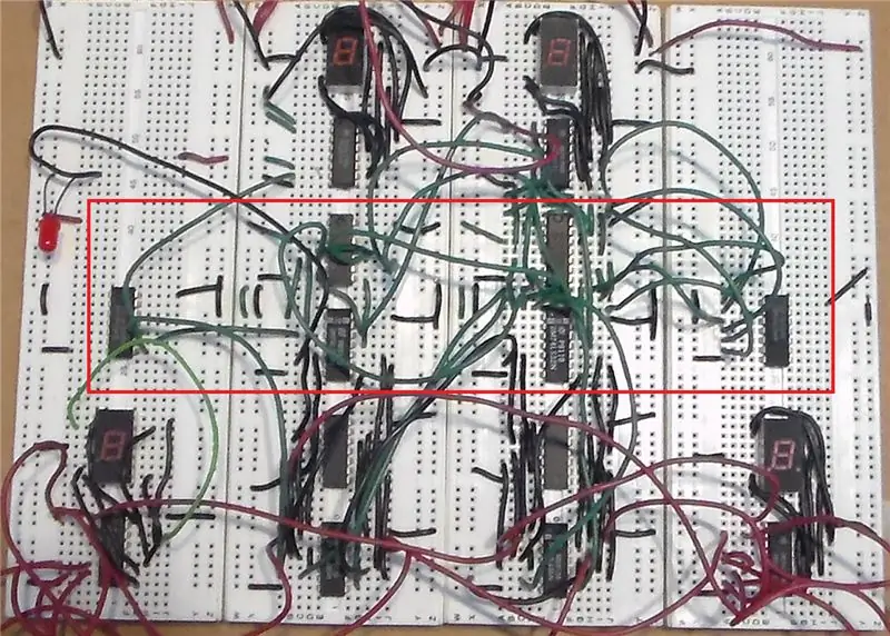 Construya el circuito binario a BCD de 4 bits como se muestra en el diagrama esquemático a continuación. Conecte el circuito binario a BCD de 4 bits al sumador de 4 bits como se muestra en el diagrama de bloques al comienzo de este Instructable