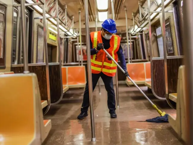 Yuav Ua Li Cas Teem Koj Tus Kheej Yeeb Yaj Kiab Yeeb Yaj Kiab hauv New York City Subway Thaum Koj Tsis Tuaj Yeem Tso Cai: 12 Kauj Ruam