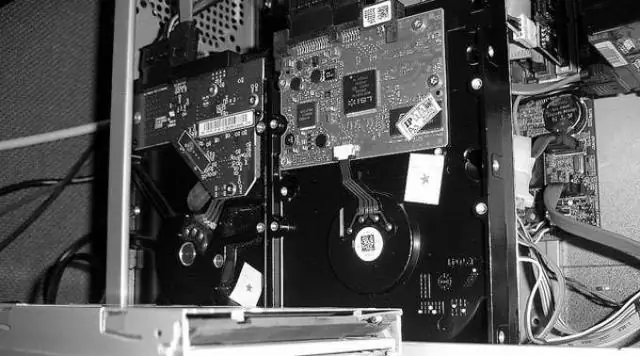 Mai multe hard disk-uri sau unități optice într-un computer care într-adevăr nu poate: 8 pași