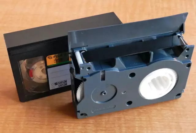 VHS тасма сактоочу диск: 8 кадам (сүрөттөр менен)